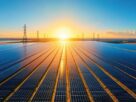 Painéis solares gerando energia limpa em um campo ensolarado, com gráficos mostrando crescimento do setor solar.