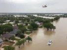 Inundações no Texas causam mortes e impactos econômicos, com resgates em San Antonio.