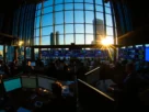 Ibovespa em leve baixa com dólar a R$ 5,415 e juros futuros em queda, refletindo otimismo no mercado financeiro.