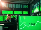 Ibovespa sobe com dados de inflação e atinge recorde acima de 143 mil pontos, impulsionado por otimismo do mercado.